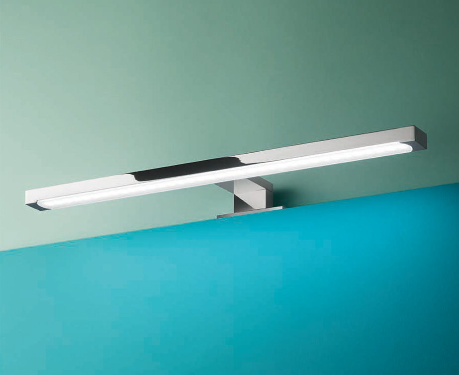 Close-up dell'applique a LED BARID fissato sopra lo specchio.