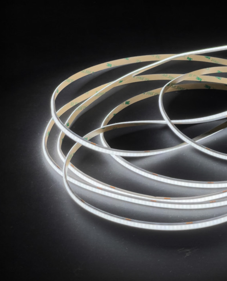 Strip LED flessibile illuminata su sfondo nero.