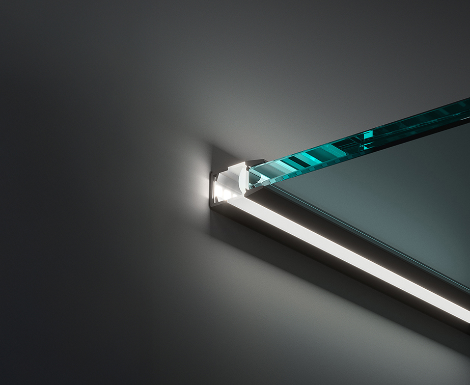 Mensola in vetro con profilo EDGE illuminato.