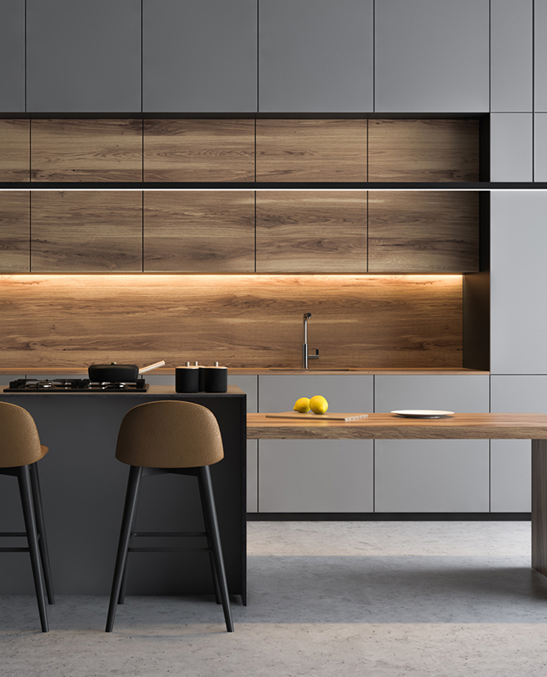 Cucina moderna con muro grigio, pensili in legno e penisola con sgabelli. Piano illuminato dai profili a LED INCLINA Zemis.