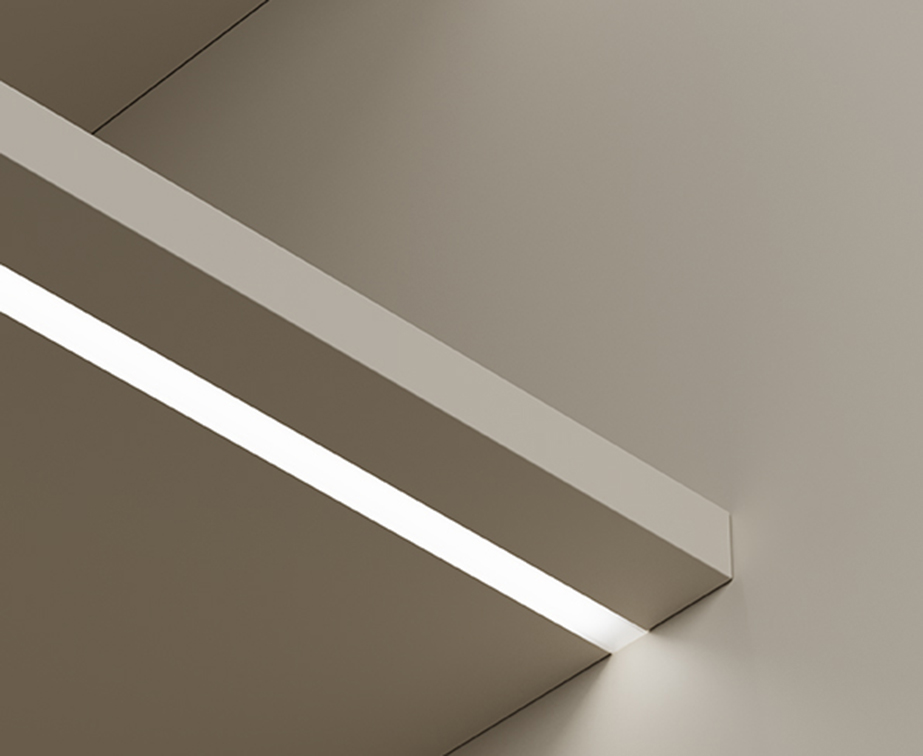 profilo a LED LEDRE incassato su mensola di un armadio bianco.