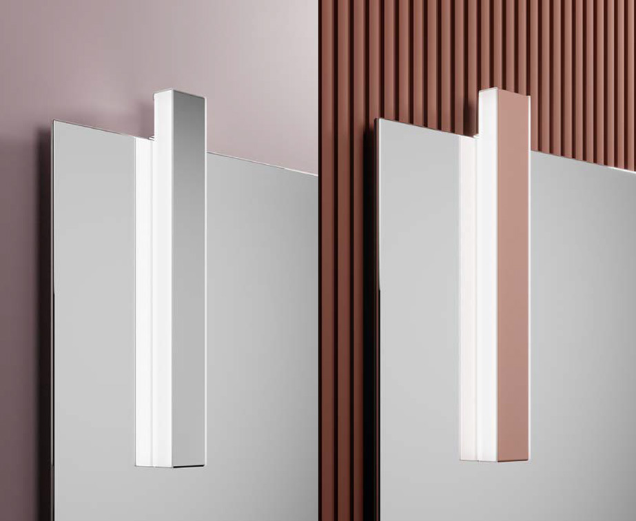 Close-up della lampada MASCARE posizionata sopra uno specchio del bagno nella finitura acciaio inox lucido.