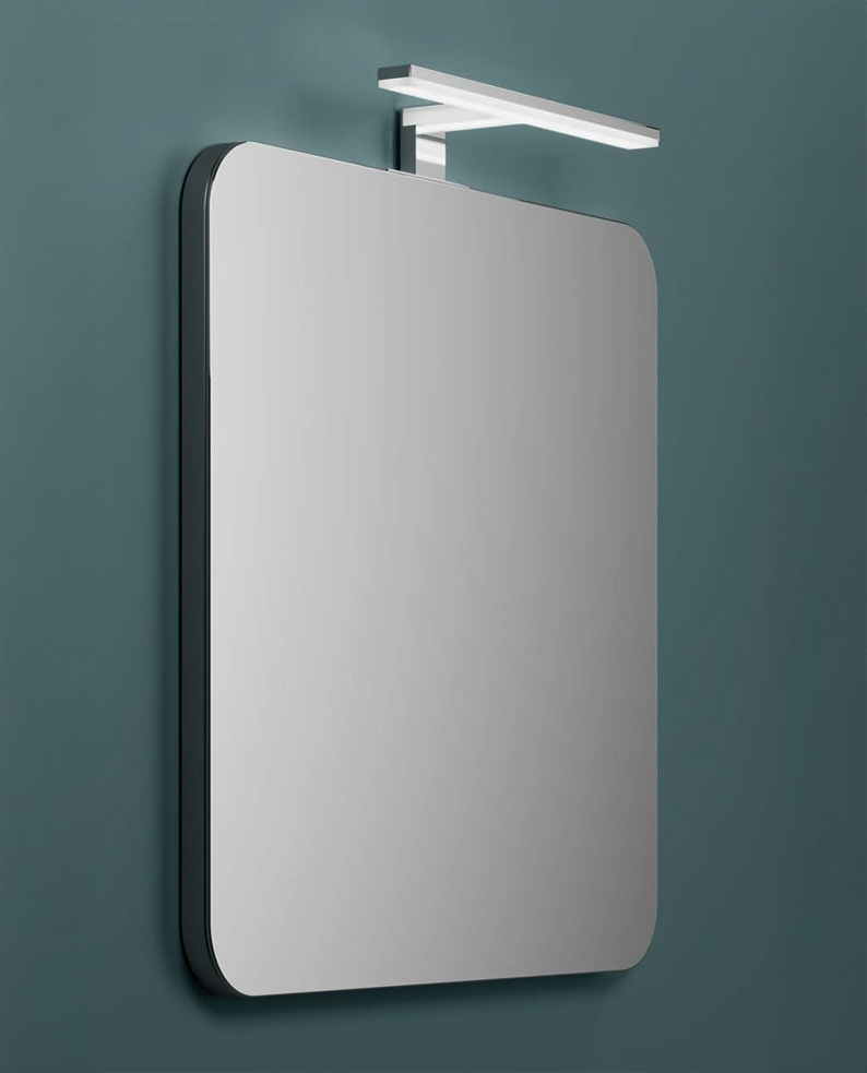 Specchio rettangolare con angoli tondeggianti, illuminato dalla lampada a LED SPIC Zemis di forma rettangolare.