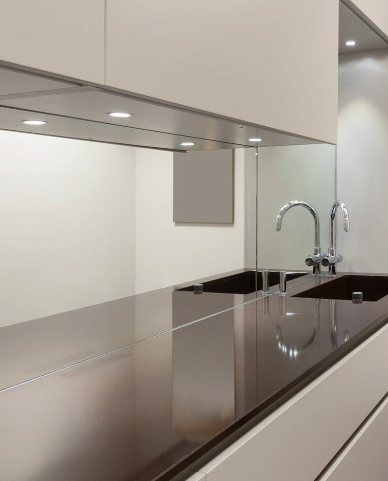 Bagno moderno e minimal illuminato dai faretti TURN posizionati a incasso sotto i pensili.
