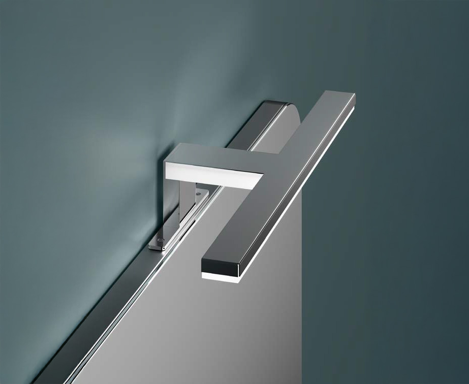 Visione dall'alto della lampada a LED SPIC Zemis, che illumina lo specchio del bagno.