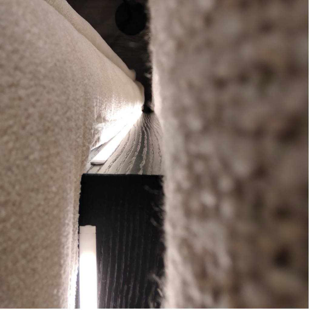 Striscia a led integrata su materiale con venature