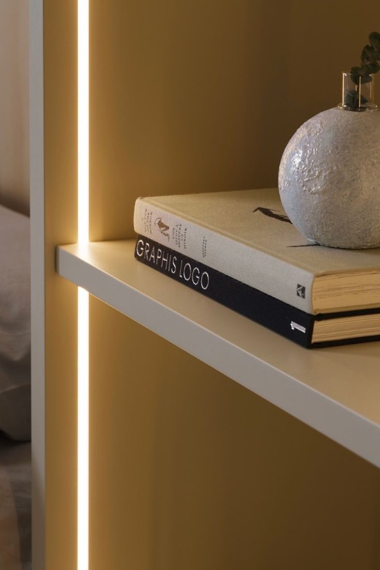 Profilo a led integrato nel fianco di un mobile bianco