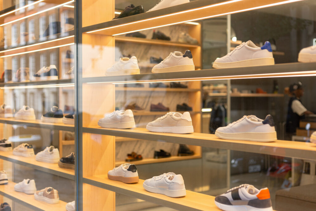 Vetrina di un negozio di scarpe con illuminazione nella scaffalatura